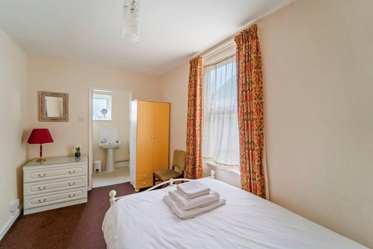 4 Bed Homely Retreat - Вулвергемптон Екстер'єр фото