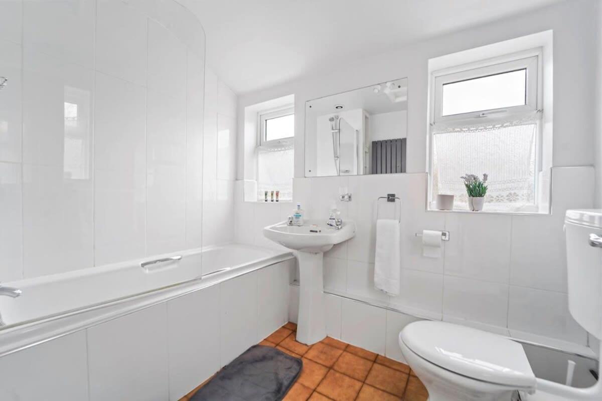 4 Bed Homely Retreat - Вулвергемптон Екстер'єр фото