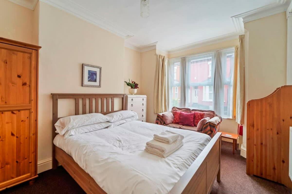 4 Bed Homely Retreat - Вулвергемптон Екстер'єр фото