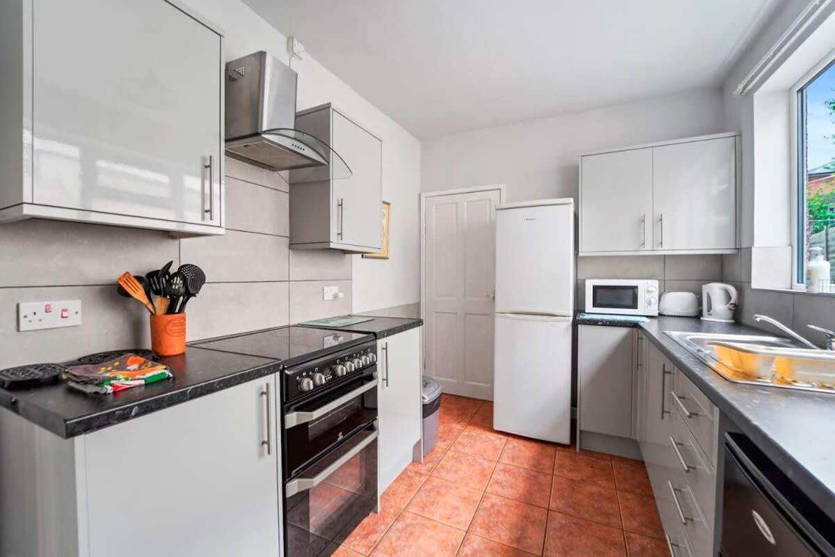 4 Bed Homely Retreat - Вулвергемптон Екстер'єр фото